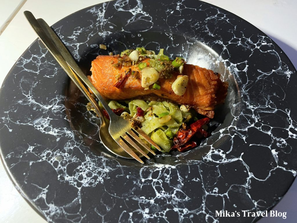 Living Room Bistro & Wine Bar Fettuccine pesto sauce with spicy sear salmon