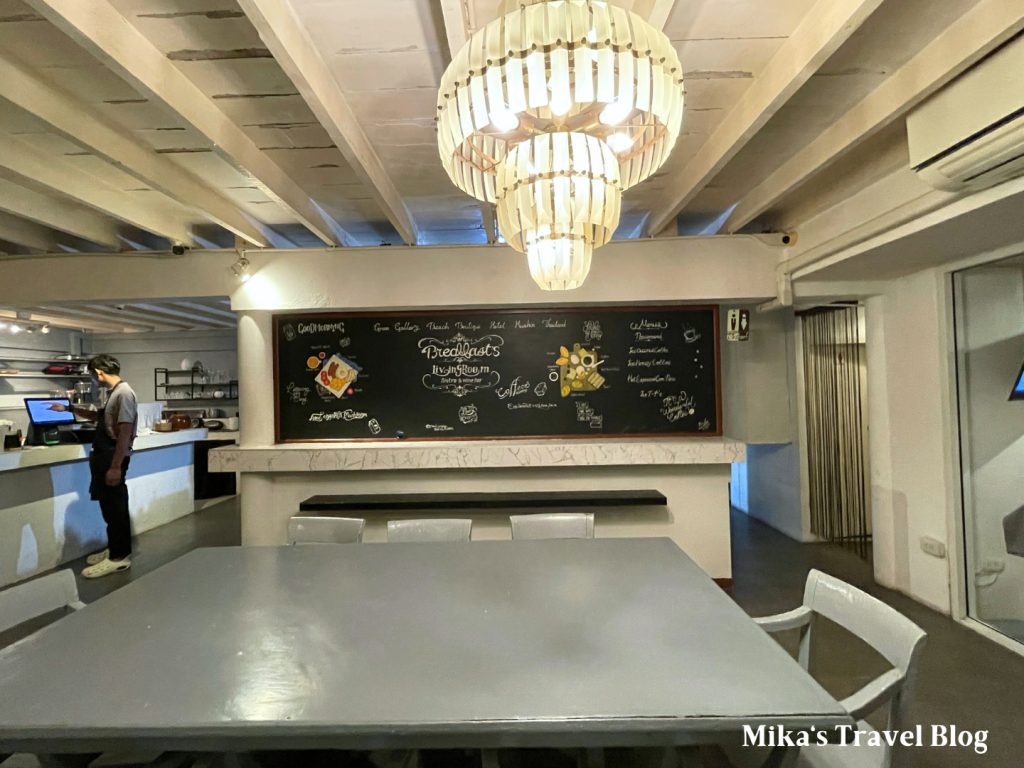 Living Room Bistro & Wine Bar vibe 1