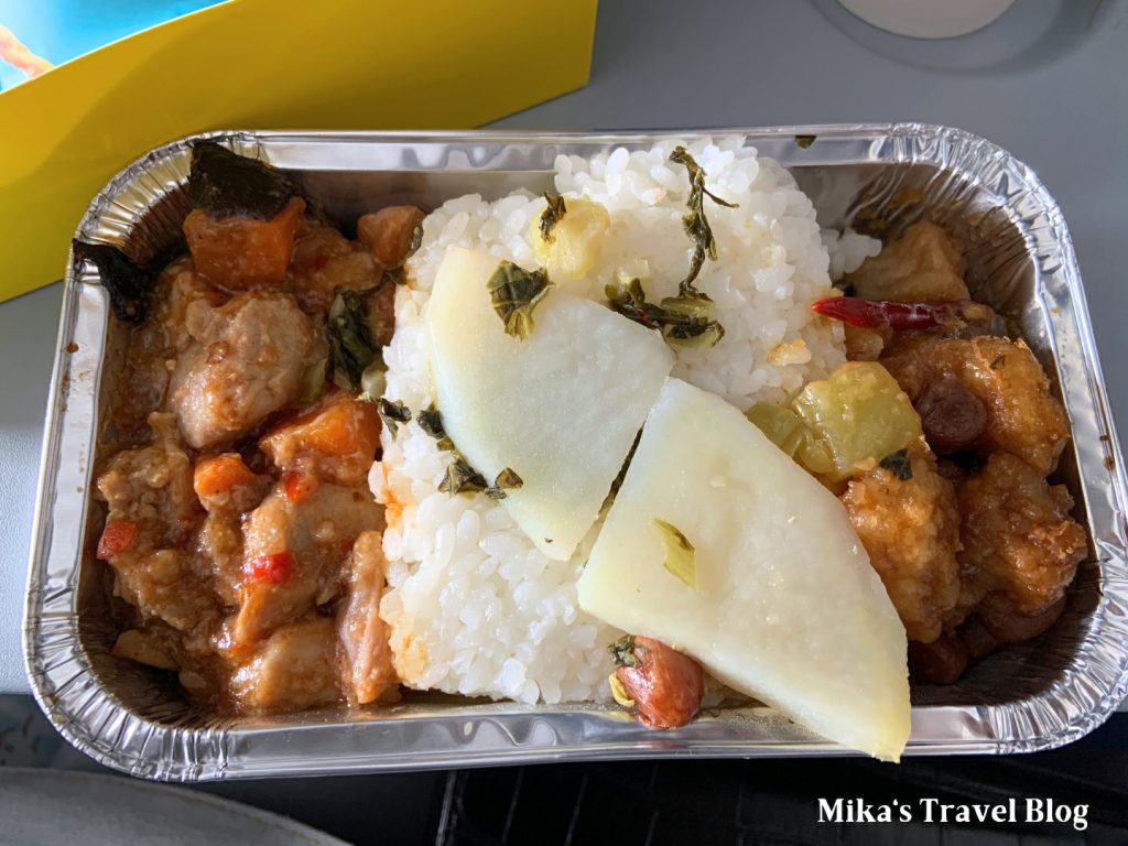 3U8782 meal 2魚的肉質不錯，本來以為會辣到吃不了沒想到也還好，調味上也不死鹹

相較之下左邊的缽缽雞Mika覺得比較可惜，雞肉有明顯的肉味

總而言之Mika覺得四川航空空姐也是挺厲害，短短兩個小時的航程除了有熱餐之外

空姐還會一個一個問是否需要多加幾匙辣椒醬，服務也算不錯

如果想要找一個CP值高的航空公司的話川航會是個不錯的選擇!