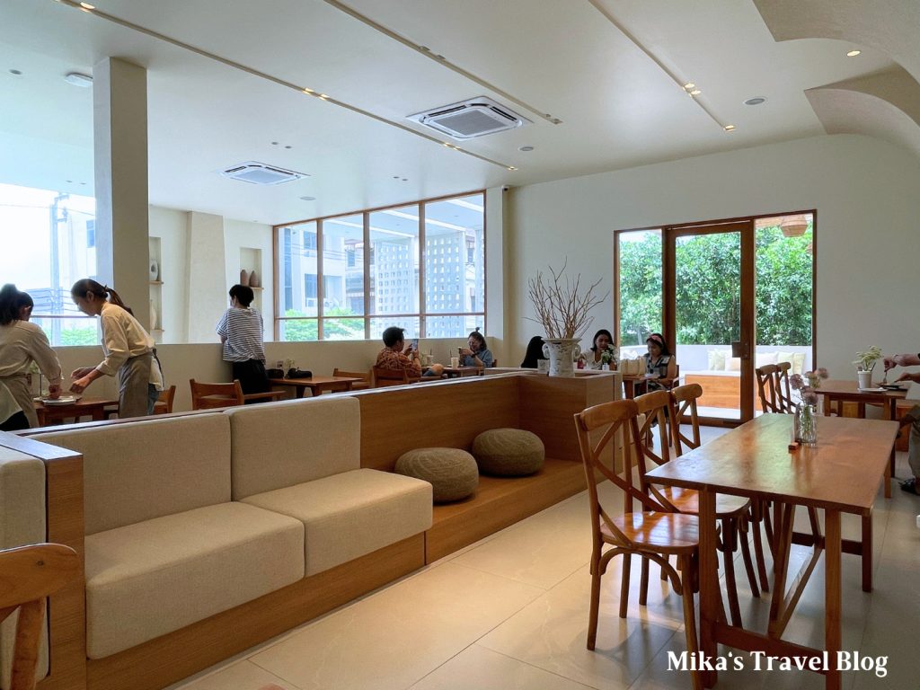 OIKOS Cafe & Restaurant vibe 4