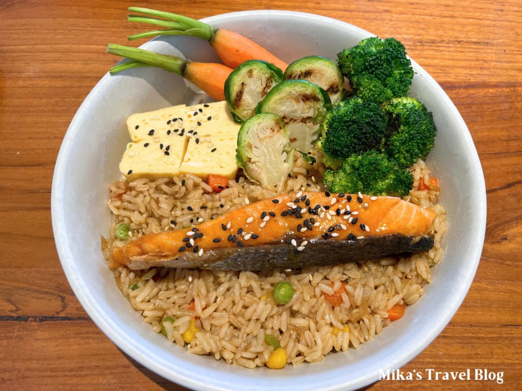 OIKOS Cafe & Restaurant Salmon teriyaki rice with tamako